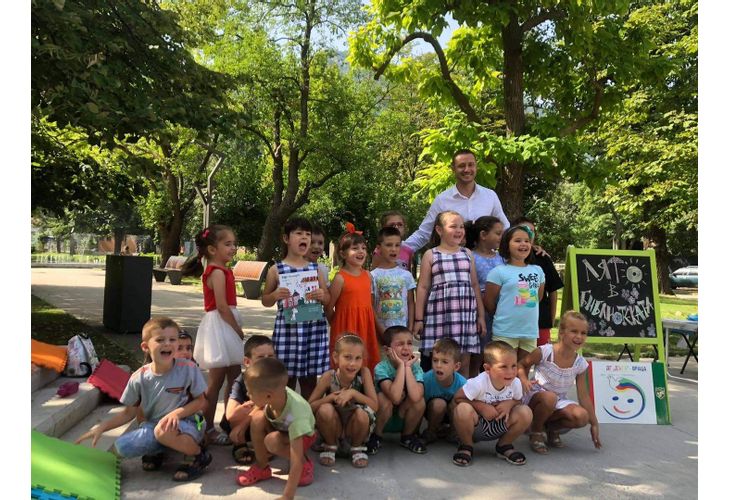 Той прочете на малчуганите от детска градина "Дъга" приказки Той прочете на малчуганите от детска градина "Дъга" приказки